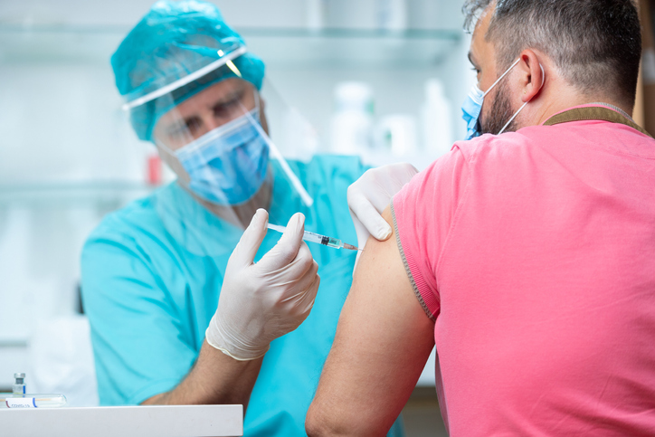 Pourquoi les gens se battent sur le vaccin Covid